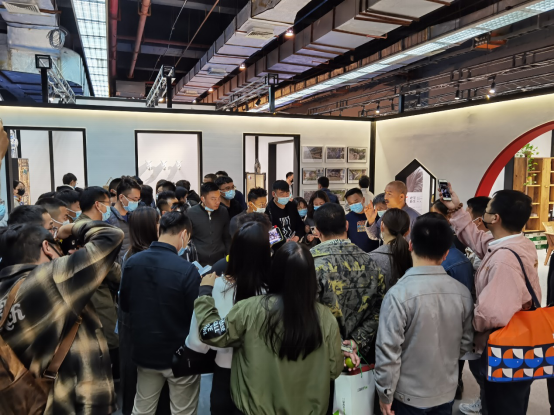 老宅模型的演讲受到一群设计师的热烈欢迎