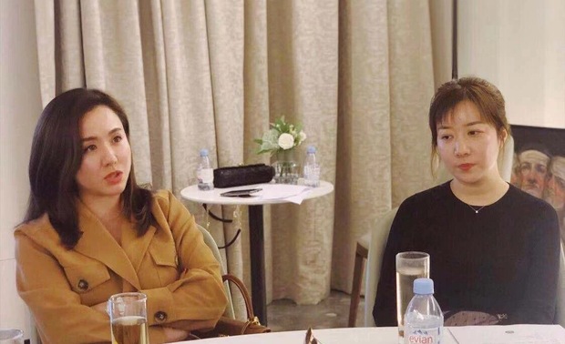 刘女士（保利香槟国际业主）

“希望能以当下为新的起点，倡导消费者观念的转变。”

刘女士是龙虎网房地产频道总监。刘女士定义自己是一个很年轻人的人，尽管在工作中她拥有许多阅历，但她始终保持活力。站在业主对生活的理解和角度，她认为好的设计不是设计中包含多少元素，有多好看，而是设计能给业主什么。设计的艺术是给到业主满足感和幸福感，设计和生活是分不开的。业主的消费观认为贵的东西唯一的缺点就是贵，设计师倡导消费者去转变观点是非常重要的。消费者自身也要明白一个道理，为了省钱其实是在浪费钱。

赵女士（仁恒江湾天成业主）

“了解客户需求，设计师也是客户的心理咨询师”

赵女士笑称自己是外行中的外行，听完之后设计师的分享后觉得设计师行业很难。她以前在电视台做编导，和设计流程差不多，在工作过程中积累的教会她分析客户的心理比什么都重要。做任何行业都应该分析客户心理，有的业主不愿意做甩手掌柜，需要设计师买任何东西都带着自己，但这是本质上反映的，其实是设计师对业主的尊重和认可。
