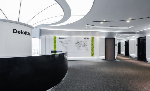 (图)简兆芝设计的作品《Deloitte Taiwan》,则是完全发挥业主品牌理念中的环保及永续,随处可见的绿意点缀,将场域呈现赏心悦目之处。
转换运用的案例
简设计师接续以生殖中心《煦光蕴玉》、办公室《Deloitte Taiwan》作品,来描述平衡、圆满、转译的运用。她说,品牌含义为孕育生命、为女性打造的《煦光蕴玉》,便以粉红色作为主调,也设想如何在这样的空间中,用比较大气、中性的颜色,让主色的形象可以跳脱出来,去呈现清新、温润;《Deloitte Taiwan》则是充满环保、绿能、永续经营概念,并想显现生命力,因此大量使用绿色串连空间,两件都是多方沟通之下,达到平衡的作品。
「除了作品的平衡,我在做商空时,都会想要能延续下去,因此就要说很多的故事。」简设计师不论在面对街边小店,还是百货商场的商店,都希望品牌可以走得长远,于是于初期规划空间,就会往五年、十年、第二间、三间分店的状况去预想设计,「让场域呈现基本的故事,以及随着潮流走动之馀,更要创造不同的社会价值,最后让商店驻立于不同的城市地区,拥有不同空间效果,使大众清楚辨识企业宗旨!」
