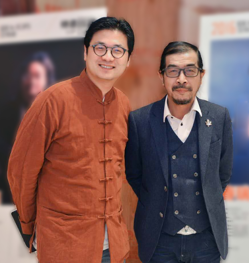 图为本文作者 ：朱谦知与邱春瑞先生合影。

邱春瑞Raynon Chiu：

邱春瑞设计师事务所创意设计总监
深圳市室内设计师协会理事
国际室内建筑师/设计师联盟理事(IFI)
国际室内装饰协会理事会员(IFDA)

部分获奖经历：
2015 FX International Interior Design Awards(英国)FX国际室内设计大奖赛提名
2015 Leaf Awards ,欧洲杰出建筑师论坛建筑奖提名
2015 A’Design Award & Competition室内设计和展示设计铂金奖、银奖
2015 IF Design Award(德国IF设计大奖)
2014加拿大GrandsPrix Du Design商业展示类特别奖
2014 Red-dot Awards(德国红点奖)
2014 FX International Interior Design Awards(英国)FX国际室内设计大奖赛
2014 SBID International Design Awards(英国)SBID国际设计大奖赛
2014 Inside World Festival of Interiors(新加坡)空间展示类获得者
2014 A’DesignAward & Competition(意大利)室内空间和展示设计类银奖
2014 金堂奖年度十佳样板间/售楼处设计和年度十佳休闲空间设计
2014-2015中国室内设计年度封面人物
2014 APDC亚太室内设计精英邀请赛金奖/杰出设计奖
