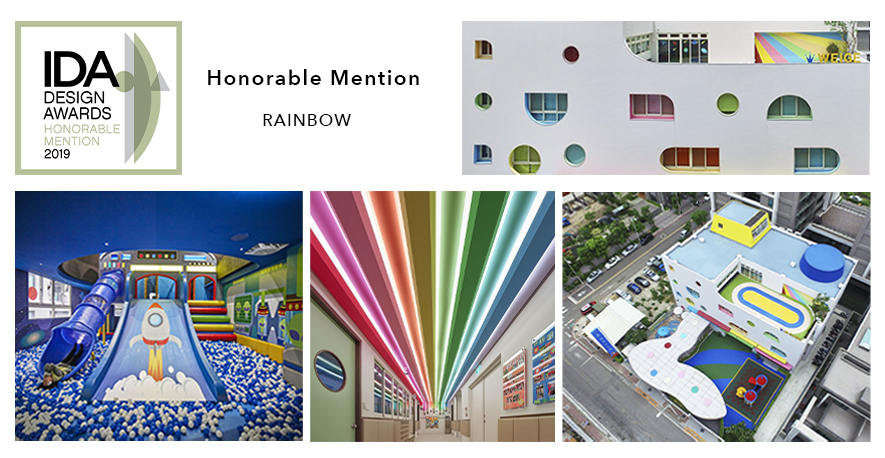 获奖作品：《RAINBOW 幼儿园》
D.H.I.A黄静文室内设计 黄静文 设计总监 于作品《RAINBOW 幼儿园》中，化用彩虹的意象，将宇宙赋予的自然色泽与俏皮曲线，在白色基底的量体、流线型的廊道、弧形的家长接送区⋯⋯焕发充满活力的视觉印象。而隐身在细节裡的缜密考量，处处流露对于孩子们活动空间与安全性的关照，充分呼应了美国IDA国际设计大奖提倡创新与实用的创办宗旨，让品牌以IDA荣誉奖加身，通过七彩桥樑再登国际舞台！