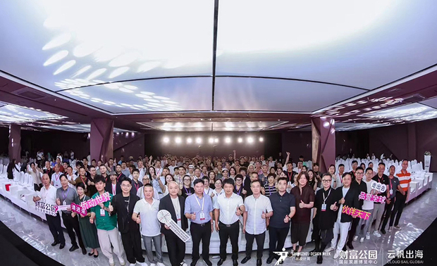 马总监带来细腻而丰富的出色演说内容,受到在场群众及活动团队的热烈迴响;不仅和室内设计师们自多方面深入侃谈「设计」的可能性,也让现场逾百位海外家居厂商、参展者们见证品昕团队满怀服务热诚的设计理念,以及品牌作品优美细腻不失实用性的独到魅力,再度为公司打响国际知名度!