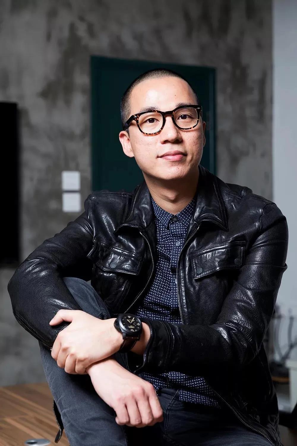 刘华智 Mann Lao【中国·澳门】
ChiiiDesign 创办人|创意总监
YSHOW 创始人
国际著名品牌设计师、艺术家
作品在世界获得超200个奖项
 
澳门八零后设计师，2007年毕业于澳门理工学院，2013与nono leong创办ChiiiDesign，先后在日本、中国台湾、澳门及内地担任众设计大赛评委，成立5年业务已遍布世界各地超过25个城市，同时打进英国、美国、瑞士、加拿大、葡萄牙、日本、菲律宾、越南、中国香港、澳门及内地。设计作品多次获得国内外设计比赛大奖。
 
出版和展览记录：
YShow（澳门毕业设计作品联展）
Chiii Design 的设计作品不但经常获邀到世界各地展出，更分别在十多个不同国家及地区获得超过二百多个重要奖项，包括：
美国 ONESHOW Award、美国 GRAPHIS、德国 IF Design Award、德国 German Design Award、法国 Festival De L'affiche et du Graphisme、俄罗斯 GoldenBee、芬兰 Lahti Poster Triennial、意大利 ADesign Award、墨西哥 International Poster Biennial in Mexico、玻利维亚 BICeBe、香港国际海报三年展、台湾Taipei Design Award、香港 HKDA GDA、香港 DFA 亚洲最具影响力设计奖、香港商务印刷大奖、中国 GDC Graphic Design in China、中国国际海报双年展、澳门Macau Design Biennial等，部分作品更被全球多间博物馆长期收藏。
 
  
