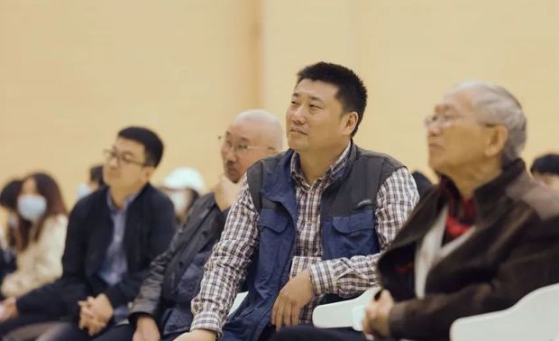 经过第一个七年的“浮躁、碰壁”，到第二个七年的“沉淀、坚守”，再到第三个七年的“探索、寻美”，余颢凌为在场的学生们，回顾了自己在不同人生阶段的不同体验与心境。并得出结论：在设计的道路上其实没有捷径，唯有笃定坚韧，勤恳专注，才是成长为成熟设计师的必经。