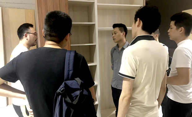 设计团队参观了木制品深加工厂，封闭式的油漆车间，组装车间。了解学习木制品制作工艺过程中的细节和难点，以及后期安装的细节问题。