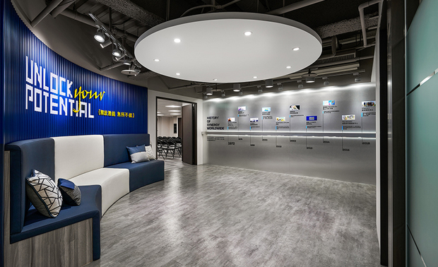 内部空间
Interior Office Space
分佈于廊道上的小型洽谈室设计不同颜色的玻璃牆,除了便于查看内部使用情形,缤纷色彩也让场域更显活泼趣味,而训练教室门口则置入卡式座椅,供培训员工稍作休憩。
We delicately present the glass walls of the small meeting rooms in different colors to complement the corridor. These colorful glass walls not only make it easy to see inside but also add a lively and playful ambiance to the area. At the entrance of the training classrooms, you'll find booth seating for the convenience of the training staff to take short breaks.
项目资讯
案名:Synergy
项目类型:办公空间
项目地址:台湾高雄
设计团队:之馀设计
项目坪数:300坪
李宜家
之馀国际室内装修工程有限公司 设计总监
电话:02-7730-2988
地址:台北市大安区仁爱路四段300巷26弄7号1楼
信箱:angelayichia@gmail.com
网址:https://www.betweendesign.tw/
OPEN Design动能开启传媒:https://www.openworld.tv/