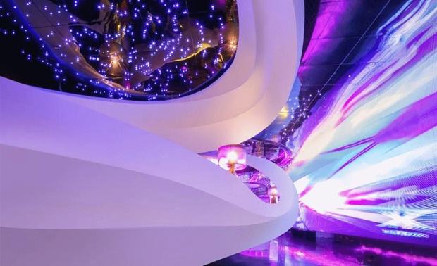 相安无事，意味着接受既定的现状与边界，意味着安定，意味着停止询问十万个为什么，意味着失去焦虑感，胸有成竹，意味着左右逢源，甚至皆大欢喜。RMA从不试图固守原地，放弃冒险.
在本案中，X-CLUB 希望成为都市狂心之徒的集会所，没有边界，没有束缚，没有中心，自我即中心。
没有边界，没有束缚是浪漫主义，本质是不确定性，所有事物一旦有了清晰的定义，边界便产生了，想象及可能性也随之结束。而浪漫的背后，是复杂而矛盾的谜团。它的魅力来自于对确定及永恒的抵触。