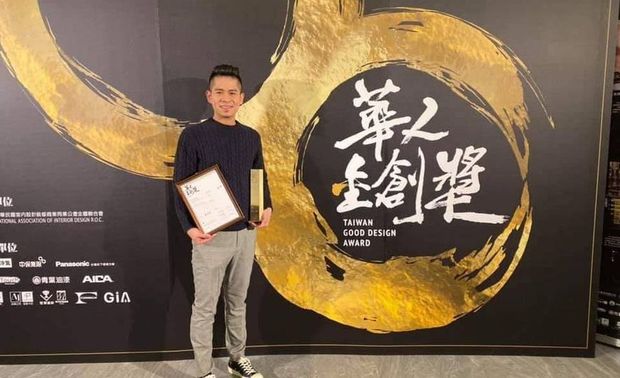（图）川十设计彭总监首次参赛，便获得台湾指标设计赛事授与铜奖肯定，欣喜之情洋溢脸庞！