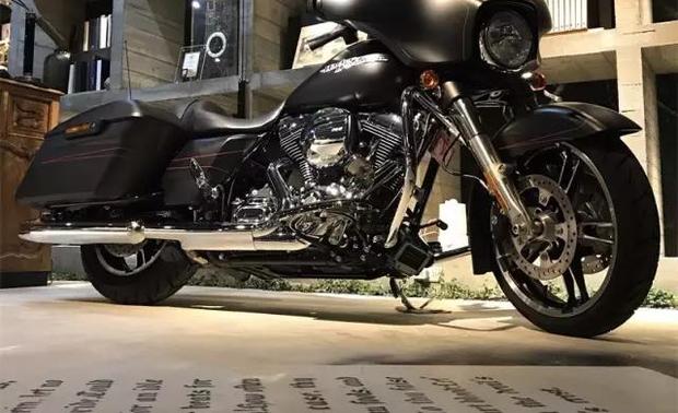 ▲乐乐书屋的入口处停放着的全球限量款哈雷