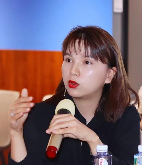 邓萍
龙发装饰设计总监
现在的高端业主,经常会有很多高奢衣物需要清洗、护理。如果用普通的洗衣机,就容易磨损材质。所以,我觉得针对高端业主,需要推出那种既能洗干净,又不破坏衣服材质的洗衣机。
