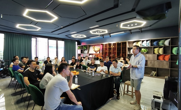 温明琨老师分享

主题：当我们设计酒吧，我们在讨论的是什么

场景
谈生意/谈恋爱/混时间
针对消费者的各种需求提供承载他们需求的场所
这是空间设计所需要解决的问题
