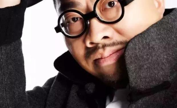 黄书恒

台北玄武设计/上海丹凤建筑 主持建筑师&设计总监
英国伦敦大学建筑硕士  资深建筑师

多年来，建筑科班出身的设计师黄书恒连续三年获“室内奥斯卡”英国安德马丁设计大奖，评选为全球百大设计师，亚太十大最具影响力设计师，IAI AWARD 亚太设计双年奖，JCD日本商业空间大赏BEST100，中国室内设计十大年度人物，大中华区最具影响力设计机构，大中华区十佳设计师……凭着非凡的创意与毅力，设计师黄书恒囊括了众多国际国内设计大奖，早已成为大中华乃至国际设计舞台的顶尖设计师之一。
