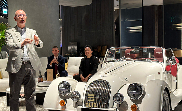 (图片来源:ELIZ GROUP。左1 Prestige House CEO - Steven Parke;右1 三一东林董事长陈睿谦)
NEW-BRITISH WAY新・英式生活
当经典英国汽车MORGAN MOTOR碰上全方位软装规划品牌ELIZ Group艾立思软装集团与同具有浓厚英伦风格的Prestige House贵宾俱乐部。MORGAN所诠释的品味展现、ELIZ交织出顶级空间美学及Prestige House淬鍊出的感官享受将打造出全新的英式生活体验。
NEW-BRITISH WAY 门市展览【艾立思 台北家具旗舰店】
活动日期:2023年6月26日(一)~7月7日(五)
欢迎线上预约参观:https://m.me/eliz.furniture
活动地点:台北市松山区光復北路218号B1(预约制)
详情洽讯:02 2546-1199