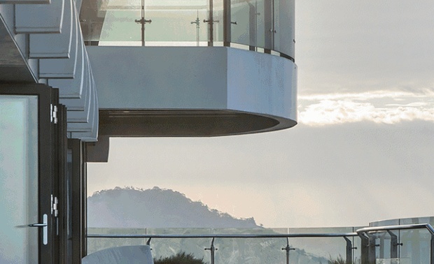 繁华静谧处于都市山水之上，营造出一处气势磅礴的高层私人会所。
当依山傍水已不能满足居者对山水的痴迷时，设计师刘荣禄干脆把水搬到了建筑当中。这个时候，水是一种理想生活，一种姿态。
设计以精妙绝伦的流线天然轮廓展开，拉近天空和云海的距离，彰显建筑与自然的融合新生，诠释尊崇会所的价值坐标。
极具深度的变化中，营造空间序列，极具未来感的视角。书写摩登经典的表达方式，匹配城市高处的建筑形态。