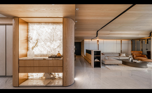 
本文由OPEN编辑部撰写

设计概念 Design Concept

伴随时间推移，家屋累积了温度与记忆，材质刻画使用者痕迹，从第一间起家厝，过渡到第二间新成屋，喻示着家庭成员的增长，亦寄寓对新居、新生的祝福，因此定名爲《Accumulation》，意指逐渐累积的过程和成果，以「健康宜居」、「永续环保」为根，蔓蔓日茂枝叶扶疏，形塑而成贴近屋主一家的生活轮廓。

在第一间屋宅的基础上，第二间自宅如同植栽换盆的过程，承接既有样貌，但空间量体与机能上，益加进化升级。艺喆设计 彭俊中 设计总监 以「传承」为主轴，在格局划分时，仅先建构基本需求，预留更多弹性，以因应孩子不同年龄层的使用性质做变动调整，并选用绿建材为住居安全把关，构筑一处久居安适、陪伴成长的健康质感亲子宅。

A home has accumulated heavenly warmth and loving memories with marks and stains after use over time. It is meaningful to start a family at the first residence and then move to the second, representing the family's growth and a blessing to the new birth. The project named "Accumulation" signifies the progress and accomplishment. 
A plan based on healthy, livable, and environmentally sustainable manners consistently develops to outline the living style of the homeowner's families as a tree grows from roots.

The second family residence coherently adopted the first home's original appearance and then renovated in advanced space and functions. Yì Zhe Design's design director PENG CHUN CHUNG features "inheritance" the curations facilitate primary requirements and preserve flexibility to adapt to different stages of the children's growth. Besides, the green building materials contribute to residential safety, achieving a stylish, timeproof, and parent-child sharing land.

设计手法 Design Techniques

环保建材×隔音工程 达至正向循环
Green Building Materials X Sound Insulation

因应屋主喜爱自然氛围，空间中运用大量原始材料，如石材、碳化木、镀钛、玻璃等生态绿建材，在铺垫场域风格同时，亦能兼顾健康环保概念，让幼儿身处无毒安全的成长环境。材质的自然纹理，伴随时间与使用痕迹，承载记忆温度，后续如有耗损，透过手工抛光研磨，即可进行换新。因所在为大楼，住户间容易互相影响，因此我们选用石膏砖，建置绿能隔间牆，兼具防火与防潮效用，并在天花板及地坪施作隔音垫，以加厚防水工程杜绝水气，之于质材或机能上，都能达至正向循环。

In using organic productions such as stone, anticorrosive wood, titanium-plated trims, or glass, the project is brimming with a natural vibe that the homeowner prefers. These authentic materials implement a distinctive style, Eco-friendly approaches, and health, contributing to providing young children with a safe environment. The natural texture of the materials carries the memory temperature after use comes with time and can be renewed by hand polishing and grinding if there is any wear and tear. Compellingly, gypsum block partitions are fire-resistant and humidity-proof. Sound insulation and water-repellant installations make great efforts to avoid environmental interference in the residential building. Ingenious curations perform efficient recycling constructions and functions.

石材立面×特殊工法 突破传统框架
Stone Façade X Unconventional Approaches

为表现量体气度并寄寓对家屋的祝福，在大面积电视牆的视觉呈现上，以一体成型的四方体石柱，耗时打磨、抛光，刻凿出优雅圆弧石牆，考量其热胀冷缩特性，我们在牆面接缝处，埋入1mm细线，提供材料呼吸空间。主卧和次卧延续公领域语彙，採以石材门面，串连视觉一致性，并突破传统框架，将防火门概念挹注于此，不论五金、载重、结构，都经详细计算，避免久居产生坍塌、变形状况。

The imposing TV wall design with a curved edge carved from a whole block presents a dignified aura and a wish of fulfillment. Considering its thermal expansion and cold contraction characteristics, we installed 1mm strings between the wall joints to provide breathing space for the material. Besides, the master and secondary bedrooms continue to have expressions similar to the public spaces, with stone façades that provide unconventional fire protection. Moreover, we precisely calculated the weight capacity of structures and hardware to keep them from deformation or collapse.

空间简化×格局配置 预留弹性机能
Minimalist Designs X Flexible-Functioned Curations

即将迈入五口之家，在空间使用上，有各自的需求与习惯，因此公私领域规划，以简单俐落为旨，不浪费坪数动线，并兼顾开窗通风，使整体视觉感受敞朗舒适。于格局配置上，夫妻俩希望空间视觉对称、分配得当，避免孩子成长期时，产生比较心理，于是目前仅先划设书桌、床铺位置，预留更多弹性，让未来机能发挥最大化。

The spatial adoption primarily effectively accommodates the respective requirements and habits of the family, which is closely becoming five members, with nifty planning that enhances transparency and excellent ventilation. Additionally, the homeowners hope to shape an equal allocation for the children as a matter of fairness. Therefore, future-proof blank spaces will have flexibility besides desk and bed arrangements.
