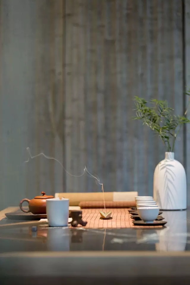 梓晴说，我们身边有很多材料，挖掘它的美，变成我们生活的一部分，就可以每天感受它、触摸它......

