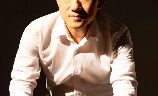 深圳陟上空间 创办人&设计总监、深圳涵瑜室内设计 执行董事 、金堂奖十年卓越人物、深圳住宅设计代表人物之一，作品登录《现代装饰》、《瑞丽家居》杂志，《南方都市报》家居周刊专栏等，专注于品质个性化定制家居设计，更注重与业主理念一致，通过对业主生活习惯、兴趣爱好、愿景描绘等沟通把握，切实做到量身定制方案，做有温度的设计。