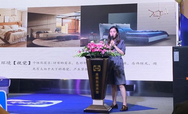 在刘芊妤之前的设计作品中,也隐藏着她对于提高卧室睡眠环境的用心。灯光的选择、床品的材质、空间颜色的搭配都致力于使人体舒适放松感最大化。就如她在演讲中所说:“五感设计并不是简单的拼凑和排列。”
