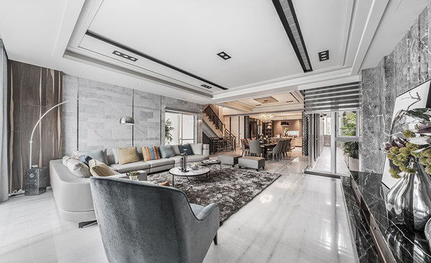 客厅
Living room
浅色系的客厅中,暖调棕色,与黄、蓝等色彩鲜明软装互为点缀,为空间注入活力;凹凸堆叠手法打造的大理石电视牆,丰富视觉肌理画面,随着视线看往侧边窗畔,牆体展示柜内部陈贴具延伸效果的灰镜,与邻近的澹色纹路石材沙发背牆嵌入的铁条,同样具备反射特性,增添华美气息于素雅环境。
Colorful soft furnishings of warm brown, bright yellow, and soft blue tinges in the light-colored living room set off each other, bring vitality into the space. Exploit bump-stacking technique to set the marble TV wall, skillfully enhance the exceptional picture. Beside the window, we affix gray mirrors inside the wall-mounted display shelving and assort with the metallic trims on the pale marbling wall behind the sofa, which both possess reflection features, artfully add a splendid vibe to an otherwise elegant layout.