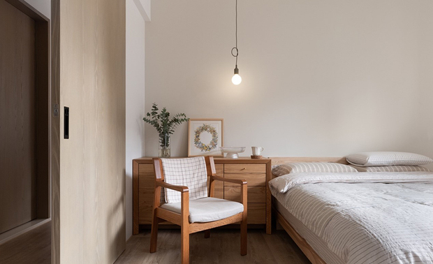卧室
Bedroom
主卧室刻意以推拉门弱化门框,使门片轻巧地融入牆面,并选用木质家具搭配留白手法,延续公领域的舒心温馨调性,而床头简约造型的暖光吊灯,亦为休憩时分缀点恬静之意;衣帽间与卫浴之间留下的走道,则巧妙利用做公用洗手台,是台湾鲜少的设计手法,让内部洗浴空间更为宽敞,在疫情下也更方便业主简单盥洗。
The master bedroom features sliding doors that effortlessly merge into the wall, giving the room a sleek and modern feel. We employed wooden furniture and minimalist design to continue the homely and comfortable ambiance found in the communal spaces. Additionally, a simple and elegant bedside lamp that emits a warm glow gently brings a tranquil circumstance. We ingeniously incorporate a shared sink between the walk-in closet and bathroom. The unique approach is seldom seen in Taiwan, providing a more spacious bathing area and making it more convenient for the homeowner to maintain good hygiene during the pandemic.
项目资讯
案名:閒‧日和
项目类型:单层
项目地址:新北树林
设计团队:屋媞设计
项目坪数:30坪
主要建材:班杰明摩尔美国漆、铁件、系统板材、实木板
雷巧华 设计总监
屋媞室内装修有限公司
电话:02-7709-1508
地址:公司:新北市板桥区乐群路48号1楼 /
台北办事处:台北市大安区仁爱路四段34号2楼
信箱:moooi.design@gmail.com
OPEN Design动能开启传媒:https://www.openworld.tv/