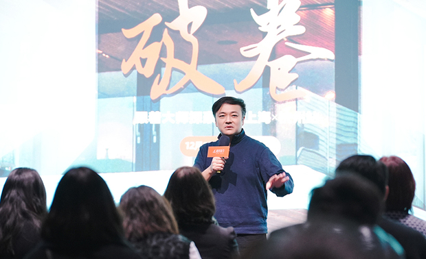 
细心考究项目特色 点出设计精妙所在

自旅程首站的西湖壹号餐厅起始，乃至上海站的梁志天设计集团企业文化馆，马总监在旅途中的作品参访，除了细腻观察空间每处角落，以照片记录可供日后鑽研的精巧细节，也会于参观行程结束后，作为学术领队向其馀设计师分享自身所见所闻，带领大家分析值得注意的设计手法，同时交流彼此对于案例的想法及观点，彻底研讨「豪宅」背后的项目定位，甚至其设计的真正价值。

