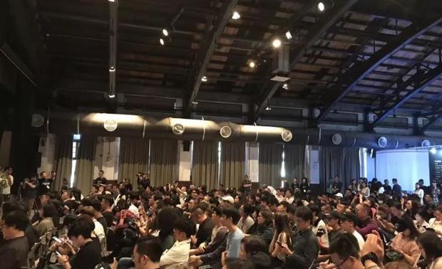 开幕式现场嘉宾云集，来自两岸三地以及国际友人500余位。
  
|嘉宾剪彩