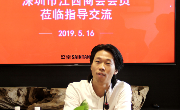 交流会上，盛思民副会长介绍了自己的创业经历以及设计产业分会的相关情况，他重点强调并呼吁在深的江西籍乡贤可通过商（协）会这个大家庭的平台，整合资源，互帮互助，促进合作发展！


商会成员也互相分享了自己对创业的见解，公司未来发展的想法。

