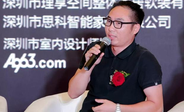  杨宇：奢华，让我想起来迪拜的满地金黄。奢华，意味着是过度的。重构奢华是我们设计师的机会，我认为奢侈才能更好的诠释奢华，因为稀少。奢侈，有盈余就是奢华。奢华有气度，比如大体量的空间，不用如何装饰，空间本身就是奢华的；再比如还原出空间结构原本的纹理和本质，也很奢华大气。