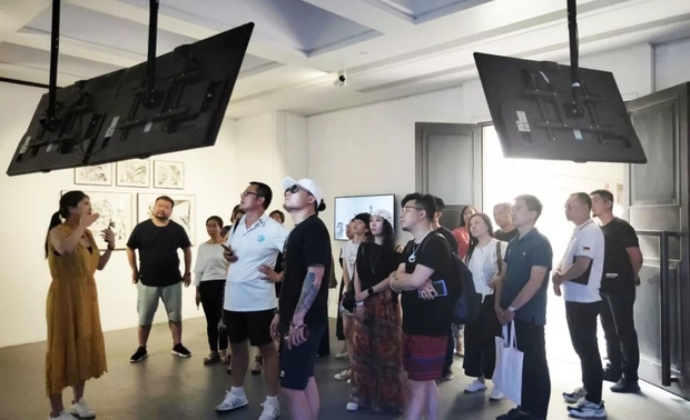 艺术与室内设计无界，设计师需要提高自身的艺术审美，从而更好地营造空间的艺术氛围。