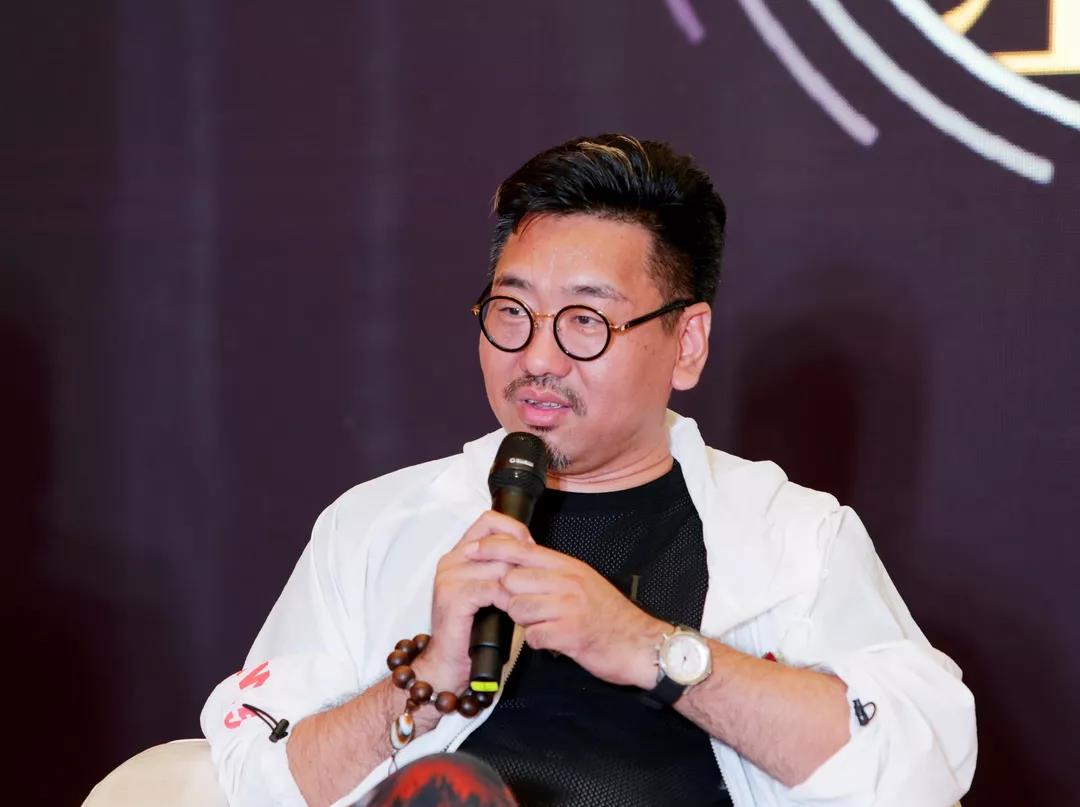   杨福权：每个年代奢华定义不同，每个业主对奢华定义不同，每个设计师对奢华定义不同。曾经我们用贵的材料来体现奢华，而今设计师用专业为业主打造舒适宜居的空间，也是一种奢华。