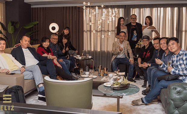 （图）众人在餐叙欢庆之馀，不忘坐下来一同畅聊交流。