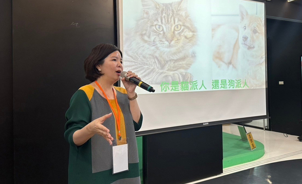 
活动资料由「艾美幸福设计」提供、OPEN编辑部整理

弘光科技大学于8月28日举办的「人宠健康照护产业合作交流会」，是该校携手宠物科技业界发起的「智慧宠居发展计画」重要一环。此次活动集结了宠物照护领域的专家学者、业界先驱和创新设计师，共同探讨在科技发展浪潮下，如何打造智能化的宠物友善环境，开创宠物照护产业新格局。

设计融入生活 打造毛孩智能宅

设计总监许捷甯受邀出席该活动，其不仅具备台湾大学兽医学研究所硕士的背景，更曾在国防医学院实验动物中心和全国动物医院担任兽医师，积累丰富的临床经验。许总监将自身兽医专业知识与室内设计相结合，深入浅出地阐述将室内设计融入宠物日常生活的创新理念，为与会者描绘了未来宠物友善住宅的蓝图。
