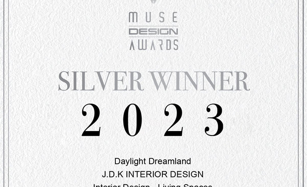 本文由OPEN编辑部撰写
MUSE Design Awards由历史悠久的国际奖项协会International Awards Associates(IAA)主办,以发掘全球设计缪思为宗旨,为建筑、室内、时尚等领域提供全面的发光舞台,每年严格的评分标准,吸引国际知名品牌与设计师争相参与。
2023年MUSE Design Awards共收到来自一百零八个国家、超过七万五千份的参赛作品,并由逾两百位专业评审进行遴选,可谓最具影响力的国际奖项之一,而IAA发言人Thomas Brandt指出,「于2023年MUSE大赛胜出的获奖作品,其精緻程度与作品的完成度及深度,皆象徵着创意及设计行业的最佳表现。」他补充说:「IAA讚扬所有参赛者对工艺的奉献,并希望他们不断用热情进一步扩大创造力和设计的极限。」
于家宅作品《日光简居》中,震腾设计 林乔立 设计总监 规划宽敞相通的客、餐厅,为家宅引入充足日光,也便于父母照看年幼孩童,另于电视牆旁规划一面整合料理家电的收纳柜,打造整洁便利的烹饪空间,兼顾实用性与简约美学的设计,荣获2023 MUSE Design Awards「银奖」佳绩,展现品牌实力!