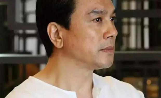 张清平

经历：
天坊室内计划创始人&总设计师
台湾室内设计专技协会 理事长
深圳市创想公益基金会 执行理事
中国陈设艺术专业委员会(中国陈设委) 副主任委员
台湾逢甲大学建筑学院 副教授

部分获奖记录
连续10次 英国Andrew Martin安德马丁国际室内设计大奖
2019 英国Andrew Martin安德马丁国际室内设计大奖
2018 英国Andrew Martin安德马丁国际室内设计大奖
2018 意大利A'Design Award Competition
2017 英国Andrew Martin安德马丁国际室内设计大奖
2017 德国iF Design Award
2017 美国Industrial Design Excellence Awards
2017 美国American Architecture Prize
2017 美国Spark Design Awards
2017 韩国K-Design Award & Prize金奖
2017 中国现代装饰国际年度杰出设计师
2017 中国建筑装饰行业十大杰出贡献奖
2017 中国国际设计艺术成就奖
2017 中国CBDA设计年度人物
2017 中国CIDA室内设计十大年度人物
2017 中国CIDA室内设计TOP100
2017 中国BEST100最佳设计大奖
2016 英国Andrew Martin安德马丁国际室内设计大奖
2016 德国reddot award红点设计大奖 - Best of the Best最佳设计奖
2016 德国reddot award红点设计大奖 - Red Dot红点奖
2016 意大利A'Design Award Competition
2016 美国芝加哥The Good Design Awards
2016 英国SBID International Design Awards
2016 英国FX international interior design award
2016 英国伦敦设计大赛The London Design Awards
2016 英国LICC Award
2016 日本JCD Design Award 商空大赏 BEST100
2016 新加坡室内设计大赛SIDA
2016 法国INNODESIGN PRIZE国际设计大奖
2016 中国Jintang Prize金堂奖
2016 中国Idea-Tops国际空间设计大奖
2016 中国I-ding艾鼎奖
2016 中国BEST100最佳设计大奖
2016 中国APDC亚太室内设计精英邀请赛
2016 中国CIDA室内设计大奖赛
2016 中国IEED国际生态设计奖
2016 中国PChouse中国高端室内设计大奖
2016 中国成功设计大赛
2016 中国软装设计大奖
2016 澳门金莲花杯国际设计大师邀请赛-国际设计大师奖
2016 台湾金点设计奖
2015 英国安德马丁国际室内设计大奖
2015 美国Interior Design "Hall of Fame"名人堂成员
2015 中国上海金外滩奖
2015 中国IEED国际生态设计奖
2015 中国现代装饰国际年度杰出设计师
2015 中国CIIDA最具国际影响力设计师
2015 中国CIIDA最具品牌影响力设计机构
2014 英国安德马丁国际室内设计大奖
2014 美国IDA国际设计大奖 -商业空间室内设计金奖
2014 香港A&D Trophy Award
2014 中国上海金外滩奖
2014 中国Jintang Prize金堂奖
2014 台湾室内设计大奖TID Award
2014 中国厨房设计奖
2014 台湾陈设艺术菁英奖
2013 英国Andrew Martin国际室内设计大奖
2013 英国FX international interior design award
2013 中国IAI Awards亚太设计竹美奖
2013 中国现代装饰国际传媒奖
2013 中国Jintang Prize金堂奖
2013 中国Idea-Tops国际空间设计大奖
2013 台湾室内设计大奖TID Award
2012 英国安德马丁国际室内设计大奖
2012 美国IDA DESIGN AWARDS
2012 香港透视大赏Perspective Awards - 冠军奖
2012 中国IAI AWARDS亚太设计双年奖 - 大奖
2012 中国IDCF最具影响力设计机构
2012 中国IDCF最佳设计师
2012 中国陈设晶麒麟奖
2012 中国Jintang Prize金堂奖
2012 中国Idea-Tops国际空间设计大奖
2012 台湾室内设计大奖TID Award
2011 英国Andrew Martin安德马丁国际室内设计大奖
2011 美国IDA DESIGN AWARDS国际设计大奖
2011 香港Perspective Awards透视大赏
2011 中国Idea-Tops国际空间设计大奖 - 艾特奖
2010 中国Idea-Tops国际空间设计大奖 - 艾特奖
2010 台湾室内设计大奖TID Award

天坊室内计划
天坊室内计划由台湾室内设计业首次荣获德国红点设计大奖，最高奖项「红点金奖(best of the best)；台湾唯一连续10次入选为「英国，安德马丁室内设计年度大奖」华人50强、全球100大顶尖设计师张清平创立。以深度提炼的设计思考，忠实反应空间与使用者的内涵，将人与空间的价值形于外，赋予不一样的体验与感动。
作为一个华人的设计工作者，张清平深感东西方文化融合的重要，不遗余力的向世界讲述着东方的故事，并坚持将本土化特色融入设计中，实现古代智能现代化，西方设计中国化，中西合并国际化的目标，将西方丰富的建筑经验深厚的空间素养，与古典元素结合东方当代设计，开创了不一样的心奢华─Montage(蒙太奇)美学风格！