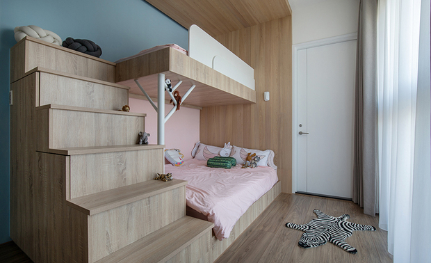 孩童房 The children’s bedroom

孩童房延续屋主喜爱的木质语彙，
以打造小孩的梦想空间为念，
透过树屋意象，及轻浅色彩，
满足孩子们的想像与童趣。
并投以间接灯源，让屋主得以在此伴读，
营造一方温暖的小天地。

The children's bedroom also makes use of the house owner's favorite wooden element to create a dream space for their kids. With the concept of the tree house, paint bright colors, to meet the children's imagination and recreation. 
Inset indirect illumination, which brings about the heartwarming ambience of the family reading time.

项目资讯

案名：Quiet and Elegant
项目类型：标准格局
项目地址：台湾台中
设计团队：叡观设计
项目坪数：57坪
主要建材：大理石、铁件、玻璃、喷漆、系统柜、绷布

黄威郡、卓玲妃
叡观国际空间规划有限公司 设计总监
电话：+886-4-2241-1238
传真：+886-4-2241-2145
地址：台中市北屯区平阳里崇德路二段255号4F
信箱：ruiguanvlog@gmail.com
网址：http://ruiguan-design.com/

OPEN Design 动能开启传媒：http://www.openworld.tv/talk/