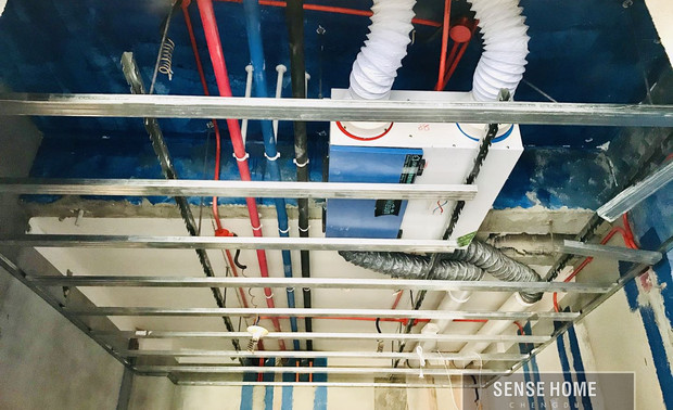 卡式轻钢龙骨配合多功能石膏板,是我们施工流程中最常用的施工工艺。通过特殊切割工艺,可以满足各类异形吊顶的造型要求。
