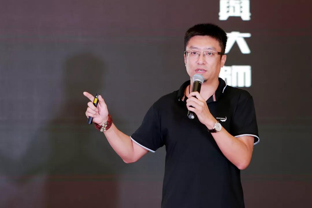 家具设计同样离不开时代的文化和当下的精神追求。中国当下的室内设计风格是最多样化的，英式美式，法式意式日式，东南亚风地中海风，这给中国的家具制造商提出了更高的要求，也带来了更多的机会，不同的风格家具被生产出来以适配不同风格的家居室内设计。
