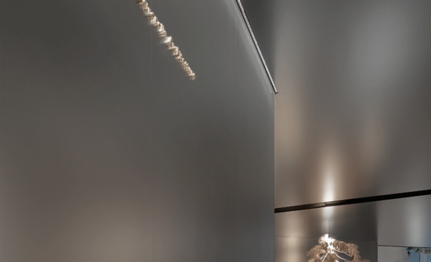 RMA NEW OFFICE 的诞生，代表着公司设计之旅的一个重要的里程碑，同时也是对办公空间的重新定义。设计团队潜心探索设计的无限可能性，用前卫的想法将过去的传统的办公需求与未来现代化相结合，不断碰撞后产生新的极富生命力的办公空间。
整体办公空间延续了CBD建筑的商务气质与精神，摒弃多余的装饰，采用极简设计手法，并让艺术元素与空间相融合，从而打造全新的办公体验。880平方米的办公空间围绕核心简由城市客厅、会议室、办公区三个部分组成。这是为了适应公司组织架构发展而设计的空间区域，从而满足未来5年内公司发展对空间诉求上的预期需要。
城市客厅，除了满足日常办公需求，还是一个会客与接待的私享区域。艺术装置在极具干净硬朗的空间中不显得突兀，反而加强了空间视觉中的动态，偶发的趣味性给了空间更多想象的可能。
在空间顶部利用镜面材质反射，让空间有了延伸，交叠呼应，营造出了多维的视觉效果。同时打破对办公室的刻板印象，彻底颠覆了传统办公室单一使用性。把艺术融入简单的日常，是办公室的灵魂所在。