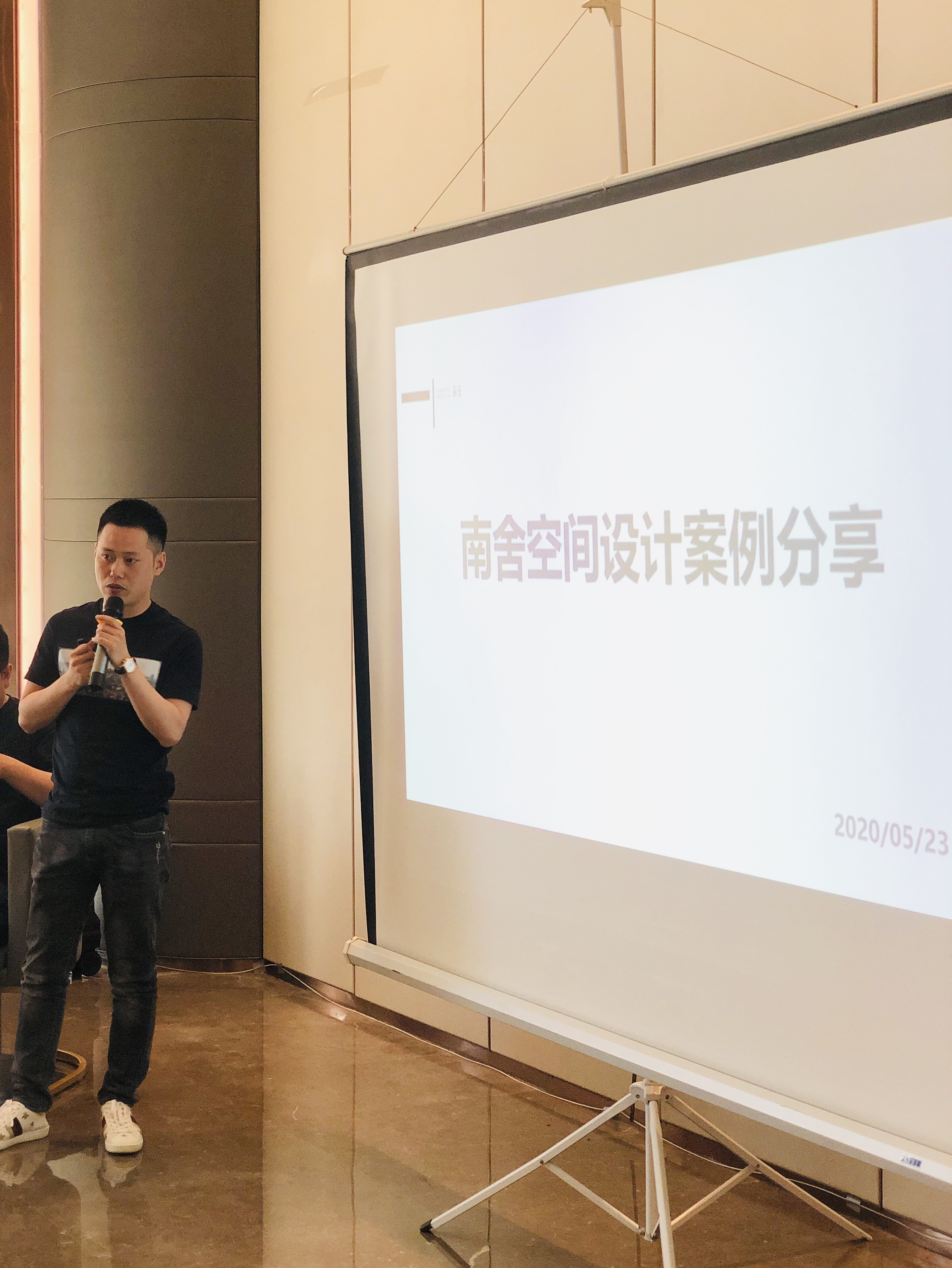 
南舍空间创始人 姜向东老师，就一例近期案例，进行了全方位的解构和阐述。系统展示，一套成功落地的优秀家装作品的前期及后期工作。
