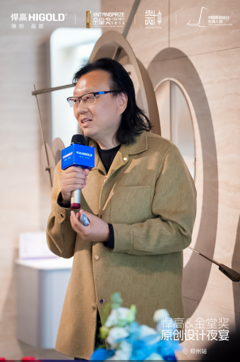 金堂奖2024年度评选河南颁奖典礼

"城市十佳"获奖设计师及获奖项目分别是：
《八二茶仓》鹦鹉螺设计公司/董金山
《聚福名苑餐厅》光合设计/李娜
《东方保龄球馆》无界集合设计/周亚辉
《小熊的家》蓝集设计/刘晓波
《信达·时代国著售楼处》励时设计/黄喜朋。

刘丽女士为本轮荣誉获得者颁奖。