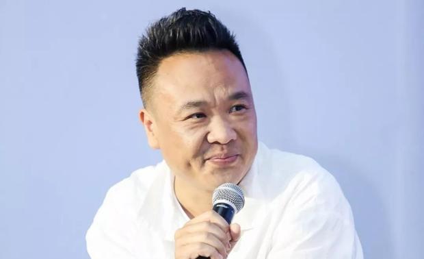 ▲特邀主持人吴德鸿：其实该讲都讲了，其实从商业价值来讲，我们从做设计开始，对自我认可到甲方认可到用户认可，最后到一个商业的认可，这个过程已经涵盖了所有设计所有技能，这里没有单纯的设计师，都是策划师，营销师，最后只剩下一个技能而已了。这里都是成功的设计师就够了。
