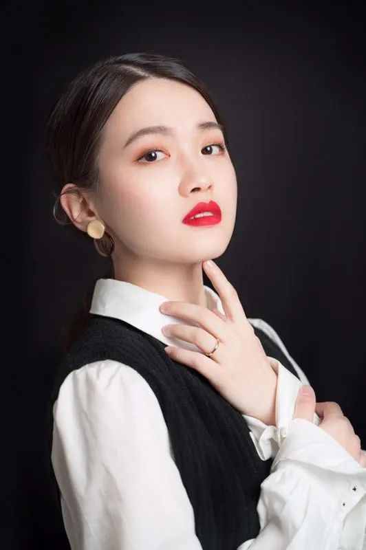 尚舍生活设计师 纪婧婷
对家有独到见解的氧气女生
家的意义对我来说就像母亲的怀抱,像一个休憩的港湾,是温暖的,安心的。我理想中家的样子应该像游乐场一样,在里面我可以呈现最童真、最快乐的状态,可以肆意的在其中玩耍,放松。家是生活的容器,而设计是一种工具,能从功能和美学上让人与家相处的更和谐。我希望自己通过对家的理解,对生活的体验,用切合人们生活需求的设计,为更多家庭注入鲜活的色彩与温暖。
“SENSE+”延续着公司“科技、自然、生态、艺术”的设计方向,更关注35-45岁群体真实的生活状态,尊重家庭的多样性。我们想通过“SENSE+”,为中年群体打造温馨的美好居室,帮助他们在灰度空间找到那一抹绚丽的橙色,传递对生活的积极、对家的热爱。尚舍生活设计将秉持匠心,为客户打造个性化私宅,见证更多的幸福家庭,同时也让他们感受家的无限可能,拥抱温暖与爱。