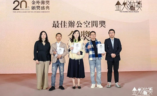 本文由OPEN编辑部撰写
从2005年创立开始,「金外滩」奖迄今已有20年历史,它不仅是华人室内设计领域的经典奖项,也是华人室内设计行业发展的风向标。「金外滩」奖希望通过评选,不断挖掘华人室内设计行业的新生力量,从而促进设计行业整体水准不断发展,20年来,众多华人优秀室内设计师凭借自身实力从比赛中脱颖而出,并带着「金外滩」奖的荣誉走向更广阔的舞台,见证了行业的创新与繁荣。2025年,第二十届「金外滩」奖共收到近2500件参赛作品,体现了「金外滩」奖在广大设计师心目中的份量。
简兆芝室内设计 主持设计师 简兆芝 透过可自由切换通透及雾面两种模式的电控玻璃,规划出既能充分引入优良採光、亦可兼顾会议时隐私的明朗办公室,而户外自然绿意及大厅装饰的永生苔藓相呼应,勾勒企业永续繁荣意象;饱藏植株温润的商办作品《衍流萃息》,于本届赛事惊豔评审团众人及广大群众,获颁「最佳办公空间奖」金奖的殊异佳绩!