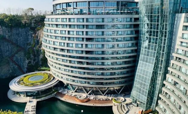 


活动相关




活动时间：2020年5月22日  下午13：30
活动地点：上海佘山世茂深坑洲际酒店
活动流程：
13：30——14：00    活动签到
14：00——16：00    启动礼
16：30——17：30    会议
18：00——20：00    晚宴
主办单位：上海国际设计周
赞助商：德国班尼戈（Conex｜Bänninger）管路系统、意大利威罗（Verylux）艺术涂料
合作媒体：新浪、网易、腾讯、搜狐、太平洋家居、凤凰网等
活动地点上海佘山世茂深坑洲际酒店，位于上海市松江国家风景区佘山脚下的天马山深坑内 ，海拔负88米，于采石坑内建成的自然生态酒店。酒店遵循自然环境，一反向天空发展的传统建筑理念 ，下探地表88米开拓建筑空间，依附深坑崖壁而建，是世界首个建造在废石坑内的自然生态酒店 。被美国国家地理誉为“世界建筑奇迹”。