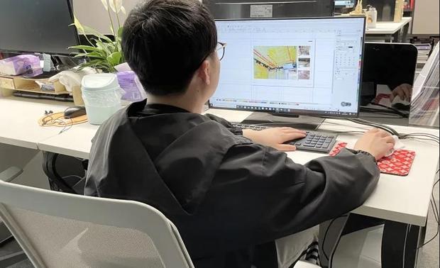 严格的施工监管
细致的交付流程是工地有序推进的保障,高质量工队工艺和辅材是筑建品质工地的基石。除此之外,工地管理在施工作业中也十分重要,有效的工地管理能确保工地建设规范化,让工队保质保量的顺利完成施工项目。尚舍生活设计设有三级监管制度对工地进行严格管理和验收,三级监管分别为项目经理、工程监理与设计师、“人人都是监督员”行动。
﹤三级监管 - 项目经理﹥
项目经理负责施工监督管理,保证工地每日正常运作,并且实施工地标准化管理,保持施工现场干净整洁、安全有序,打造安全文明工地。