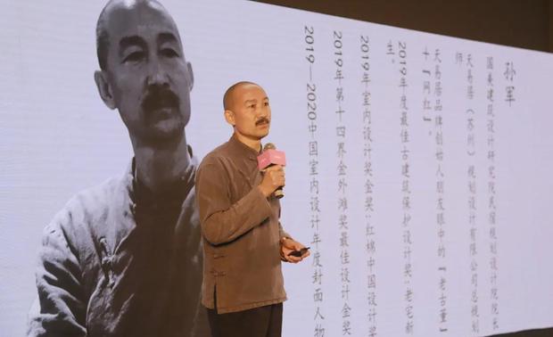 / “设计圈里的蒋介石”
/ 国美建筑设计研究院民宿规划设计分院院长
/ 天易居(苏州)规划设计有限公司总规划师
/ 民宿设计专家&老宅修复专家
从业二十余年,自由设计师,擅长中式风格,也只做中式风格的别墅,对中式有着自己深刻的感悟和理解,其作品遍布苏州地区,天易居客栈坐落在苏州同里,周庄,平江,西山等各个风景区,为苏州老宅的保护和发展贡献着自己的力量。