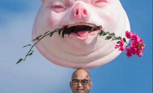 陈文令的这组“每日一顶”在外人看来简直就是疯子,但在陈文令看来,艺术就应当如此。“艺术家就是要醒着做梦,他既要有理性的部分,更要有感性的地方,他要有能超越功能设计的部分,去创造生活、创造不同的思维方式,这才是艺术家的价值。”而这组在外人看来“不正常”的照片,还受邀参加“集美·阿尔勒国际摄影节”的“艺术无界”个展单元。
孙建华
以时、空、物、角四要素做为设计语言