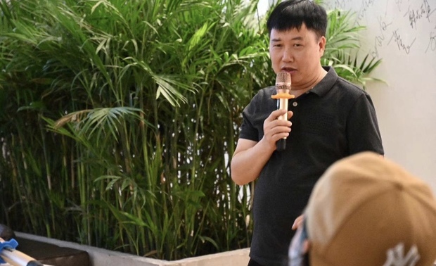 ▲广西团员 韦静云会长

活动最后，广西环境艺术设计行业协会会长-韦静云先生，代表广西团队成员，总结了今天交流活动的成果和意义，并为到场的所有来宾准备了象征平安与幸福的民俗工艺品绣球。身为壮族人的韦会长向大家阐释了绣球的地方寓意，也期许广西和南京同行们能产生更多火花，一起蓬勃利好的发展。