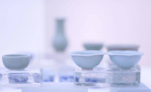 芳芳女士以茶待客，預約嘉賓們在參參觀完展覽之後， 在「吃茶去」的內室共飲暢談，芳芳女士介紹到當天使用的是清代紫砂妙手陳鳴遠的歲寒三友壺，進行沖泡，茶則選擇了92年的老水仙，80年代的祁紅， 客人們使用的杯子則是自己收藏的明代晚期的通轉山水八方杯。