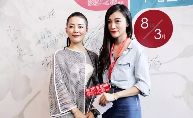 《设计之都》专访  

《设计之都》：做设计这么多年了，如果给自己一个定位，您觉得自己是一个怎样的设计师？

【梓晴】：如果用几个词形容我自己，应该是“任性”！做生活的多面手，更要做设计的多面手，所以从来不喜欢“被定位”，至少现在还不想被定位，因为定位就意味着被束缚。中式是我目前最喜欢研究的科目，相信最经典的时尚就是传统的、民族的。也许某一天会定位下来只做中式，而且是有个人气质和精神的中式，我要让我们的传统渗透在设计的骨头里。

 

《设计之都》：可以和我们分享一下您的设计理念吗？

【梓晴】：简素美学、以人为本、坚持细节。

简素美学，我坚持空间与人的和谐共处，道法自然，去繁从简，拒绝一切虚伪与浮夸的装饰；坚持纯粹的空间与人的对话，追求内在的精神和风华。因为设计的主体是人，设计就是围绕着人和人的生活展开，提高人的生活品质和精神境界。而空间是人的生活品味的一种延续，所以好的设计空间不是浮于表面形式的，而是以人为核心；一个好的空间氛围是以健康舒适为导向的身、心、灵的升华。主张采用自然的材料，不为设计而设计，保持人与自然之间的和谐稳定，自然环保的材料是对客户的健康负责任，是一种设计使命和设计良心。

 坚持细节，设计要会从一个很实际的细节出发又回到细节。因为人对不同事物的反应是不同的，设计要把这些反应表达出来。

 

《设计之都》：室内设计是以实用为基础，以美观为目的的一门常用科学。但当实用性和美观性产生冲突的时候，您是如何解决的？

【梓晴】：设计要达到什么目的？设计师注重解决日常问题，设计的目的是为了好用，而不仅好看就行了，这样我们大众才可以享用到很多设计精巧的产品。中国的设计师很多还有艺术家情结，设计常追求另类或搞怪，与日常生活很难对接，结果就是设计师的作品无法帮助消费者改善生活。从另外的一个角度来说，消费者自己的选择很重要，是要穿舒适的平底鞋还是要穿漂亮的高跟鞋？能不能做出漂亮又舒适的高跟鞋，决定你是不是好的设计师！

 

《设计之都》：从某种层面上说，设计师对潮流的敏感度将极大程度决定了设计是否优秀。在您看来，未来软装设计的潮流是什么？

【梓晴】优秀的设计师的是创造潮流。我不喜欢跟踪潮流，对我而言没有潮流，坚持自己的设计理念，以不变应万变，不断地研究和尝试，未来的潮流就是自己的、个性的。当一个风格、事件成为了潮流说明就是变成了跟风，跟风就没有时尚可言。

  

《设计之都》：最后，请您给我们青年女设计师和即将成为设计师的女同学们一些建议，要想成为一名优秀的女设计师，您认为她们应在哪些方面去努力?

【梓晴】：因为女性的优点是细腻，弱点是过于细腻。所以如果要想成为一名优秀的女设计师，我的建议是：

一、设计的时候选择性忘记自己女性的身份；

二、培养宏观的设计思维方式；

三、提升综合文化修养。